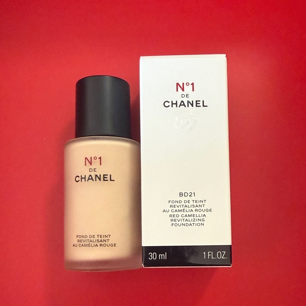 CHANEL N°1 Red Camellia Revitalizing Foundation BD21 Luminous Hydrating 30ml